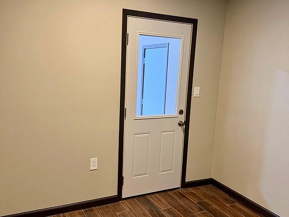 4th image of 806 2nd Ave NE