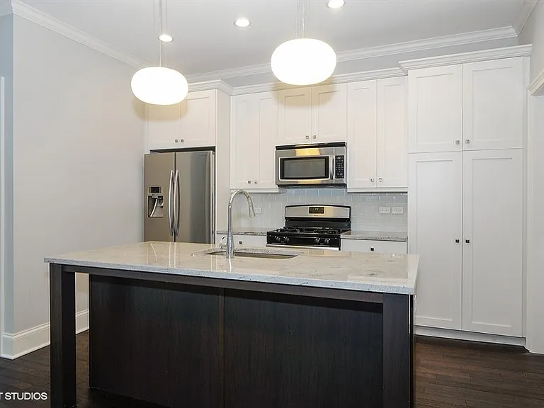 2305 W Waveland Ave — Photo 5