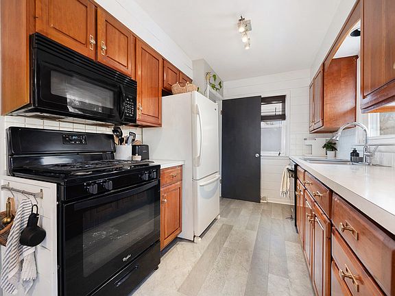5th image of 2427 Sinclair Ave NE