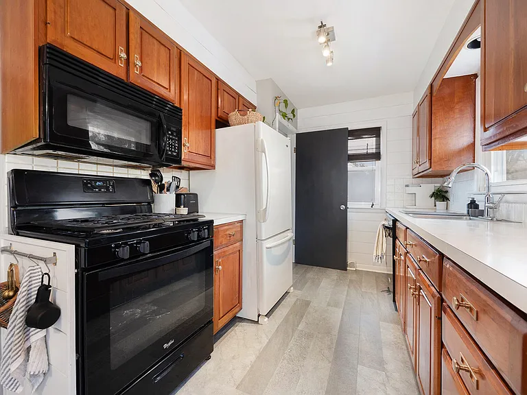 2427 Sinclair Ave NE — Photo 2