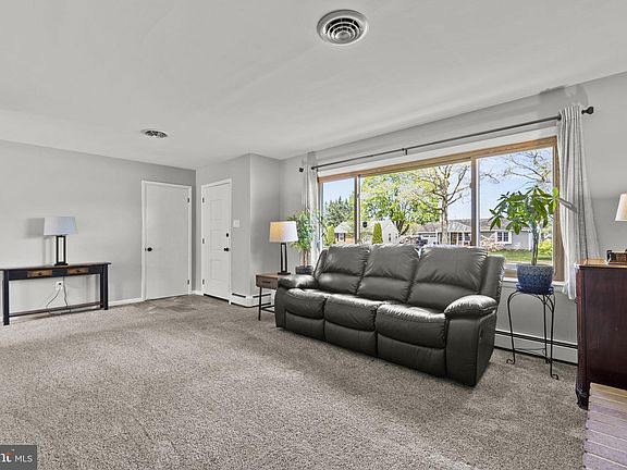 3rd image of 906 Kenwood Dr