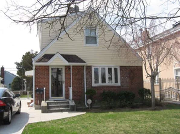 8016 268th St, Glen Oaks, NY 11004