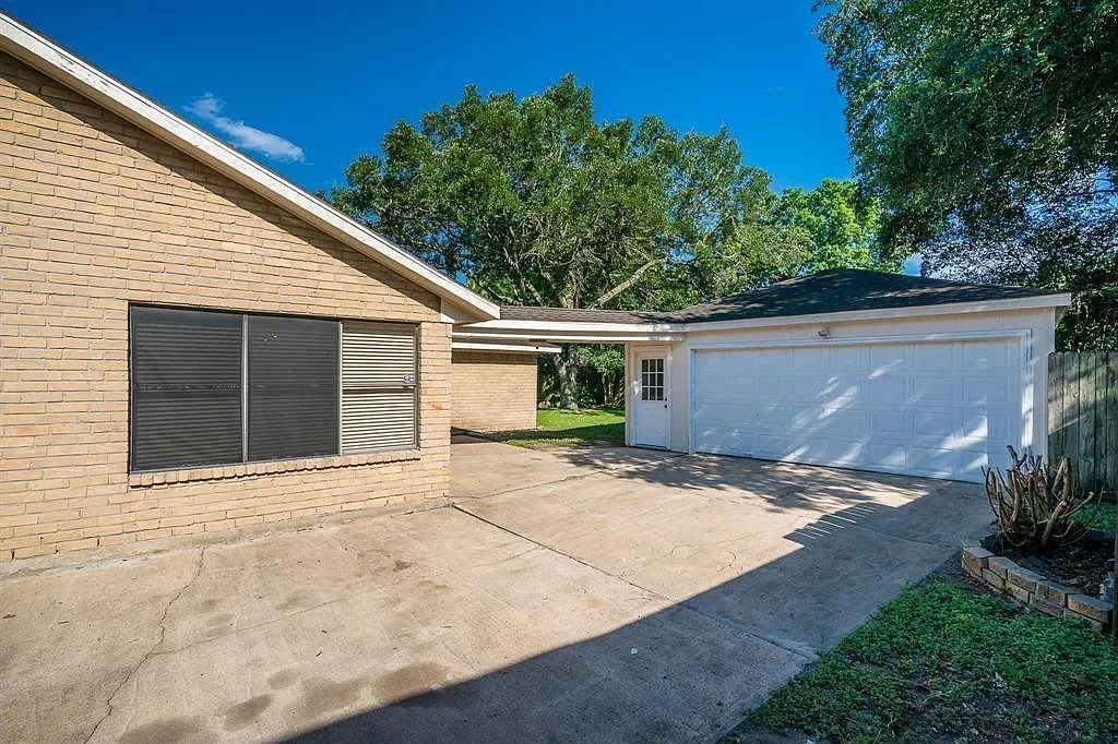 4 bed, 3.0 bath, 2218 sqft, $2,300 — Photo 4