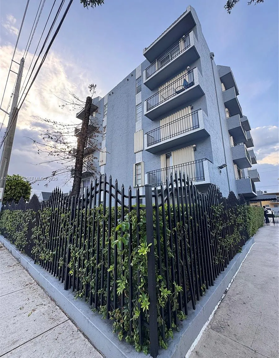 El Prado Condo — Photo 2