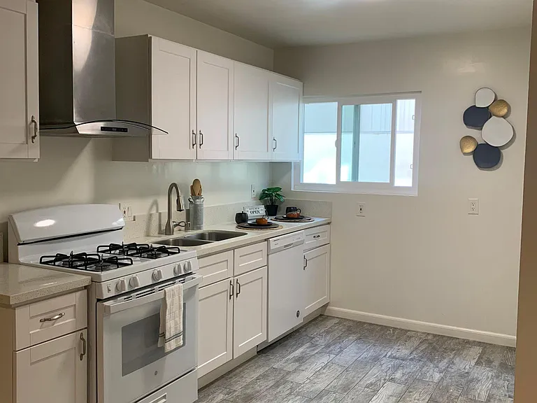 22608 Ocean Ave — Photo 3