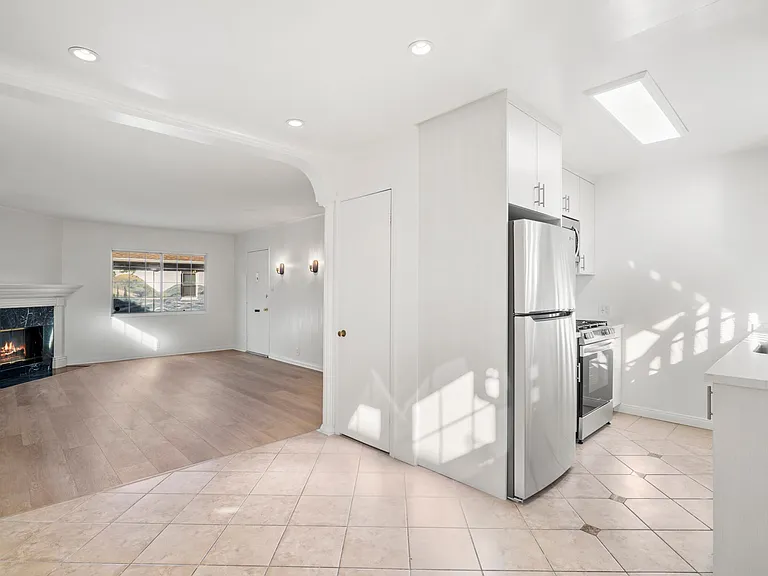 4920 Cahuenga Blvd — Photo 3