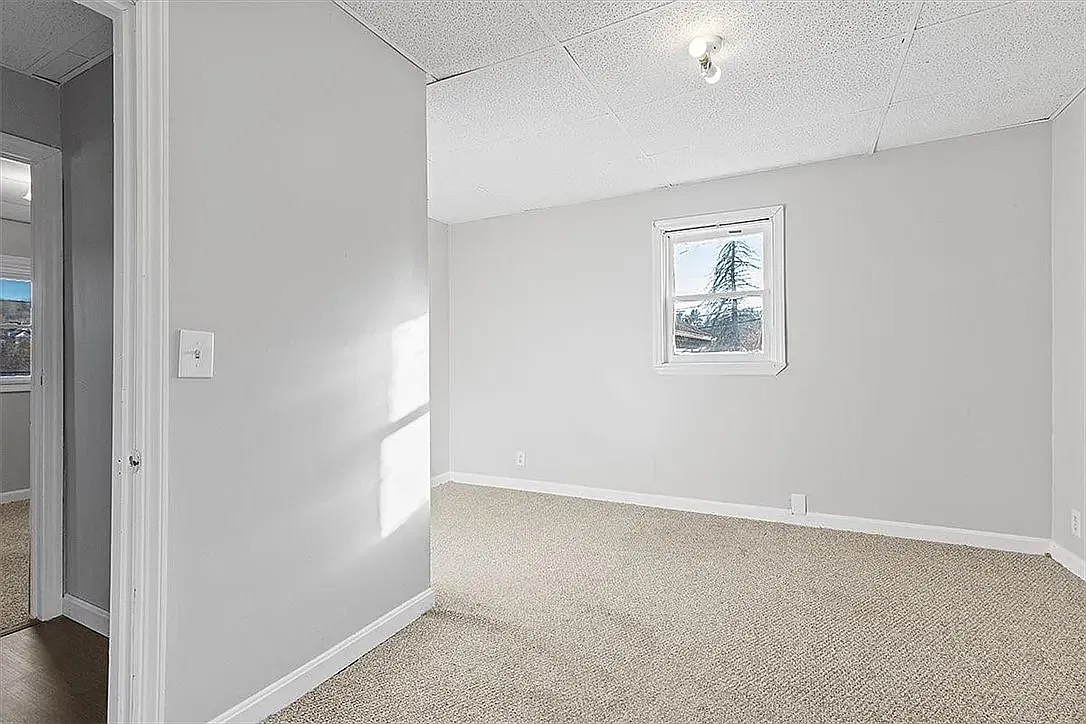 3 bed, $1,300 — Photo 1