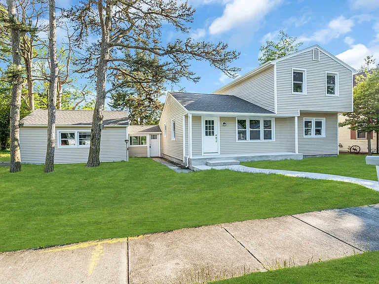 32 Northfield Ave — Photo 2