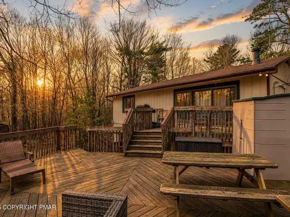 70 Pineknoll Dr, Lake Harmony, PA 18624