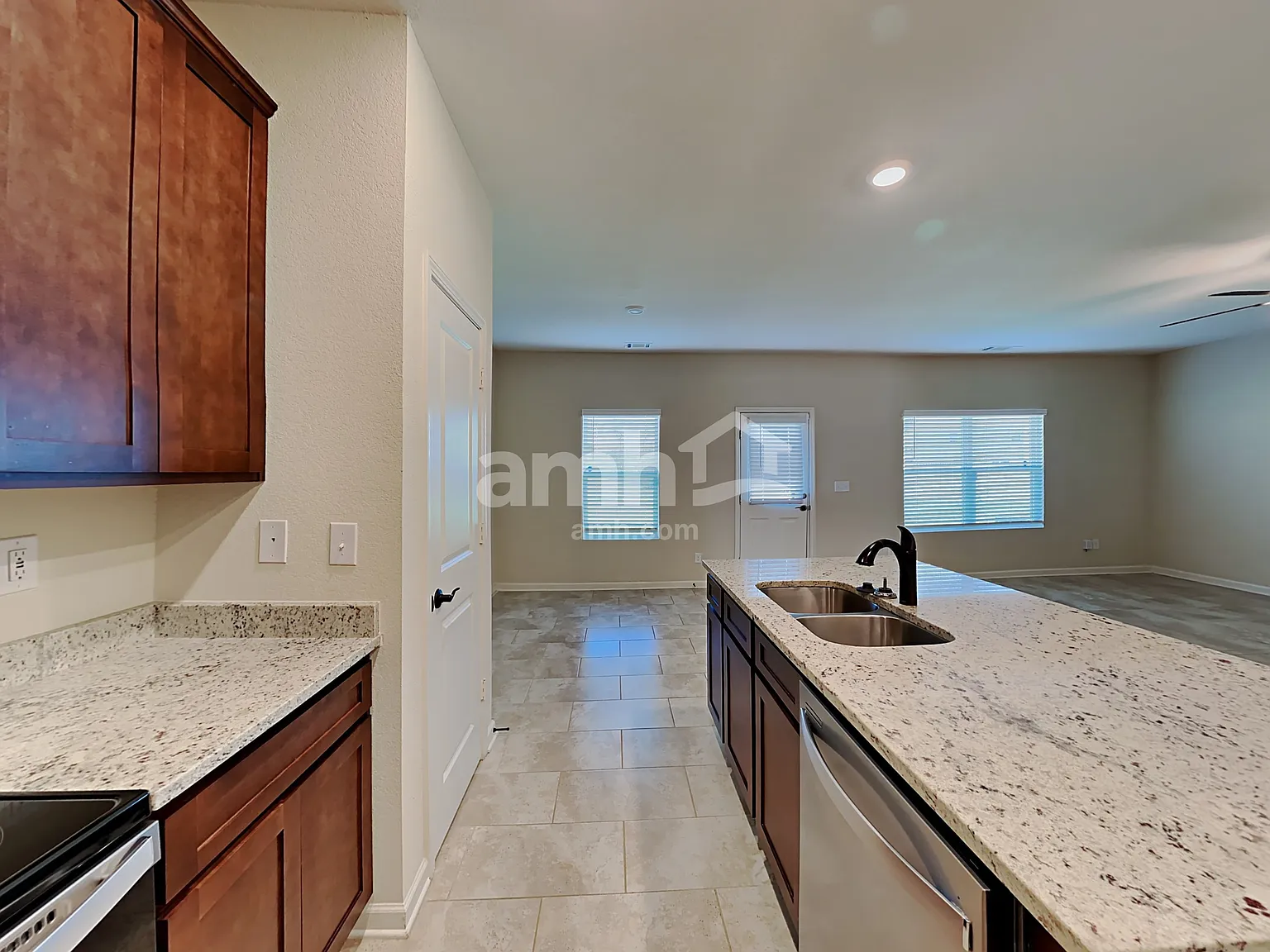 3 bed, 2.5 bath, 1752 sqft, $1,920 — Photo 3