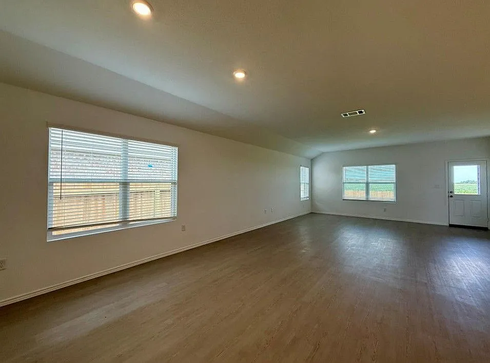 4 bed, 3.0 bath, 2000 sqft, $2,350 — Photo 4