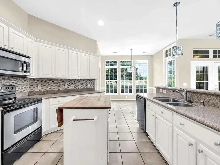 414 Carriage Lake Dr — Photo 3
