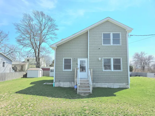 2 Lafayette Dr, Shirley, NY 11967