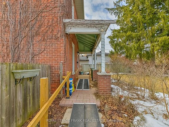 4th image of 865 Parkhill Rd W