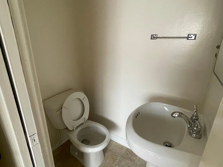 2554 N Beachwood Dr #5 — Photo 11