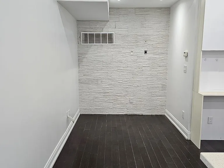 924 Danforth Ave #2 — Photo 7