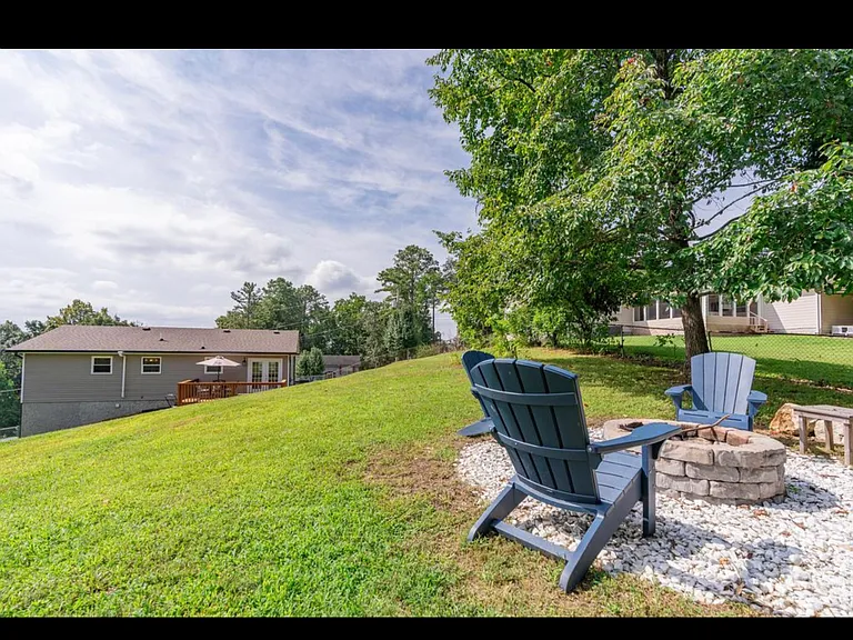 911 Crest Dr — Photo 37