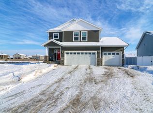 933 Ashley Dr W, West Fargo, ND