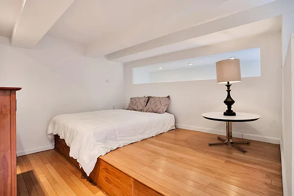Sold by New York Residence | media 3