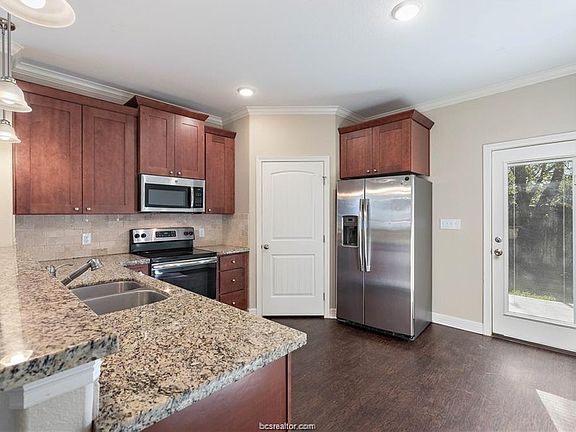 5th image of 1422 Holleman Dr