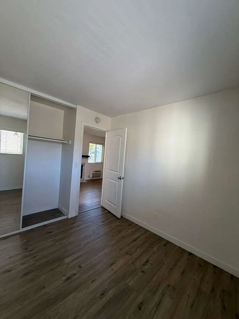 2 bed, 650 sqft, $2,300 — Photo 4