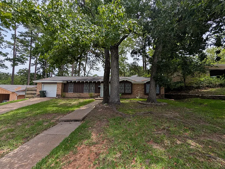 2812 Juniper Ln — Photo 1