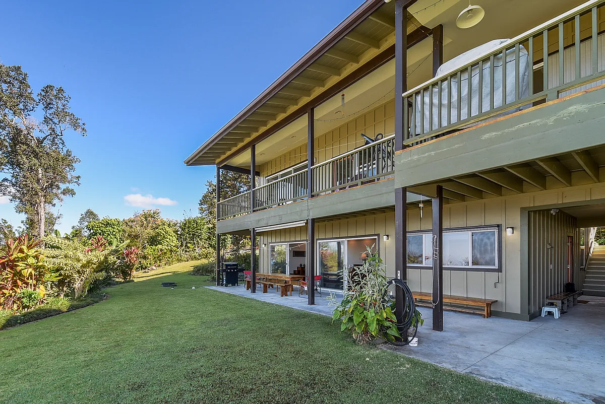 ...the2/2 ohana rental is off-set below the owners home - 73-4599 Kukuki St
