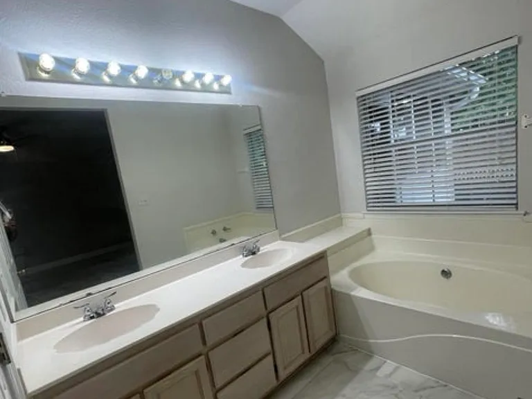 11027 Oakcrest Dr — Photo 3