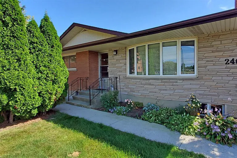 240 Lakeshore Rd #1 — Photo 15
