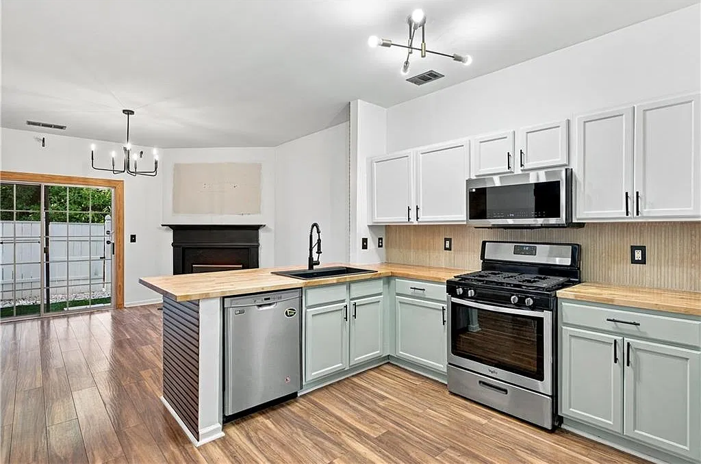2 bed, 2.5 bath, 1256 sqft, $1,850 — Photo 2