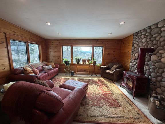 3rd image of 337 W Ridge St