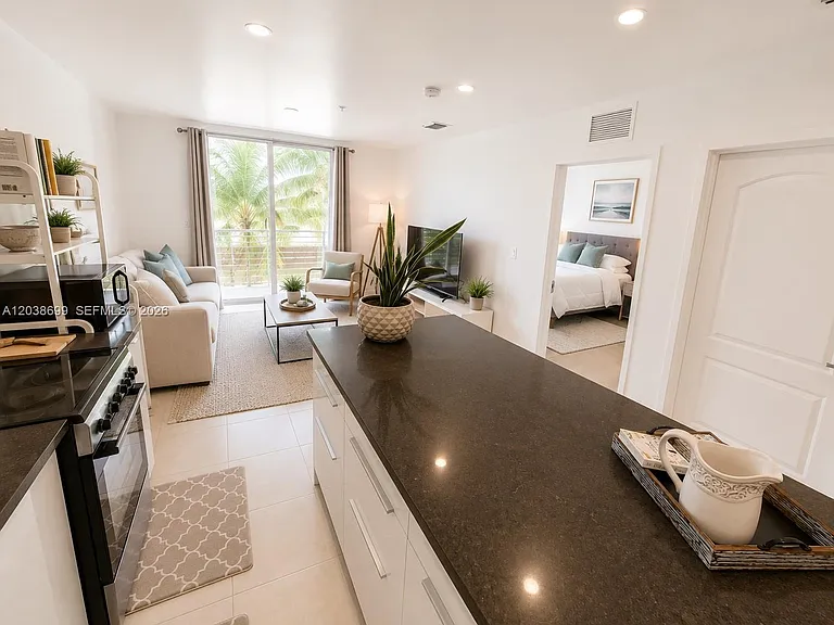 945 Michigan Ave #5 — Photo 4