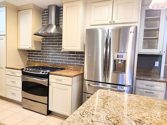 5th image of 1045 Woodfield Ln