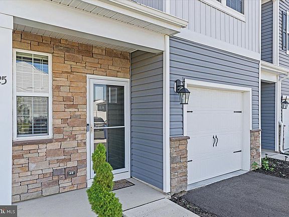 4th image of 25 Katherine Dr