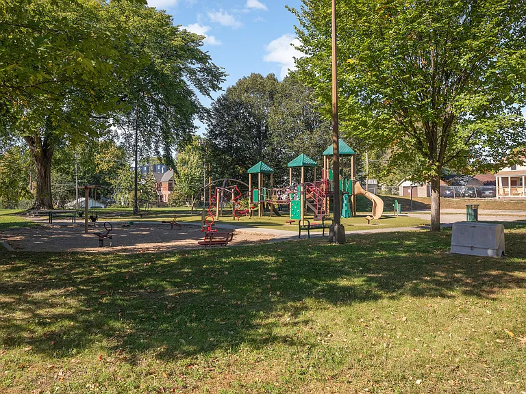 460 Beaumont St — Photo 8