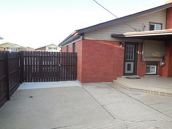 3rd image of 9916 Eden Ave