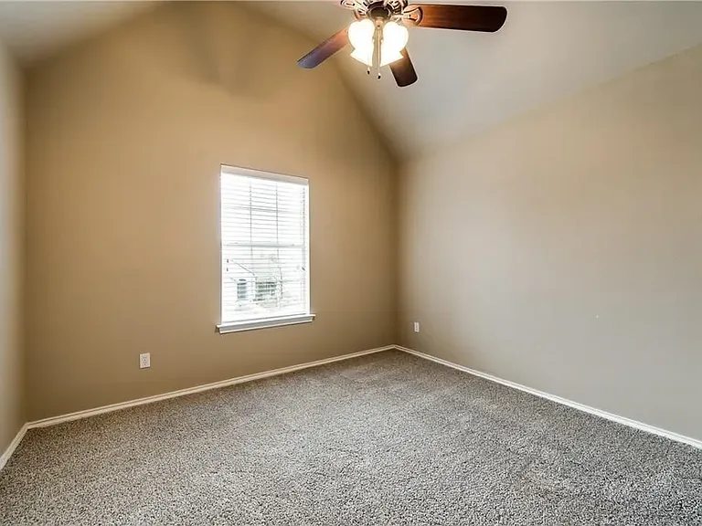 1504 Country Ln — Photo 25