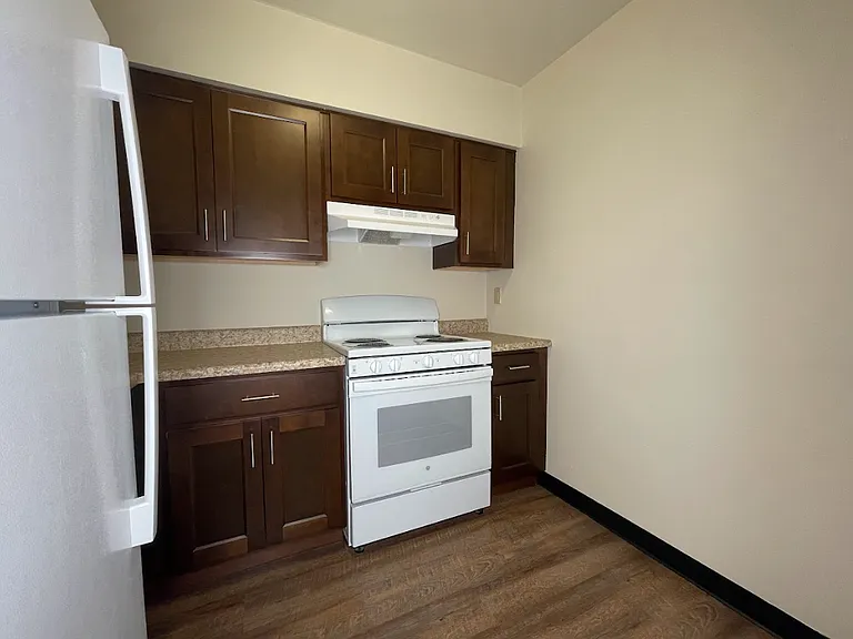 Oak Creek Apartments — Photo 25