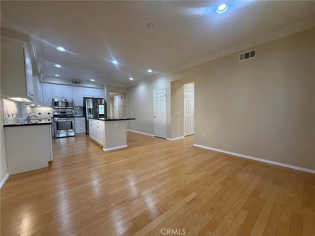 2 bed, 1570 sqft, $3,900 — Photo 2