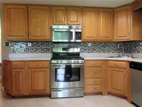 You'll love the gleaming stainless steel appliances accompanied by matching glass back splash and cabinet hardware!