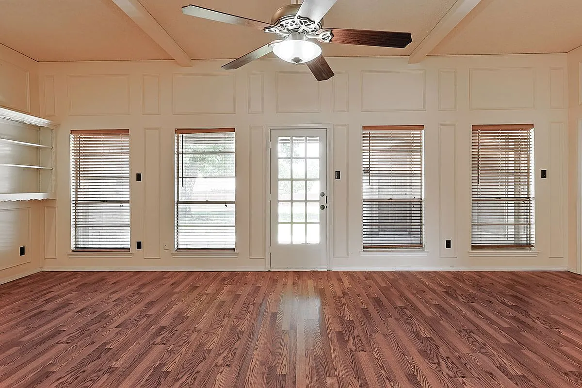 3 bed, 3.0 bath, 2437 sqft, $2,395 — Photo 2