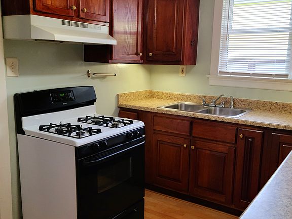 Gas stove...look at all of the counter space!