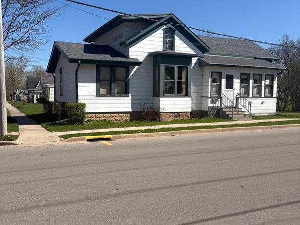 233 W Larrabee St, Omro, WI 54963