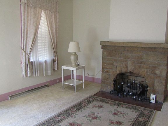 Working gas log fireplace