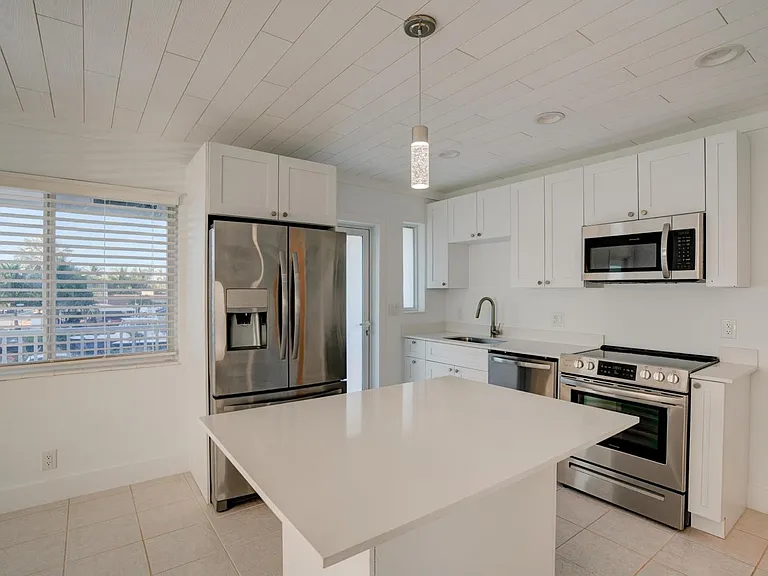 1650 N Riverside Dr #210 — Photo 8