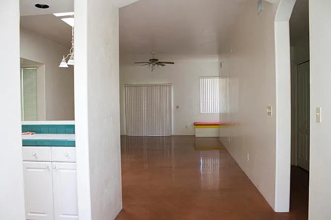 Building Photo - 1527 E Adelaide Dr