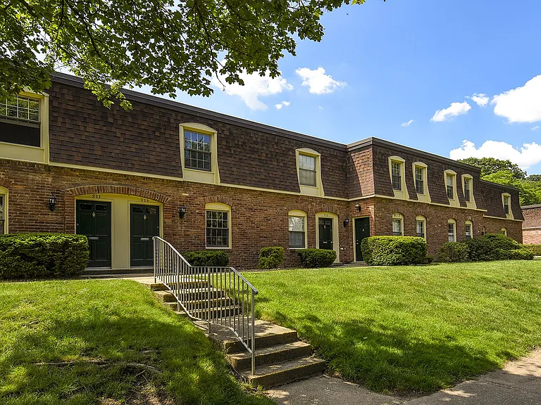 River Oaks Townhomes at Fox Chapel — Photo 28
