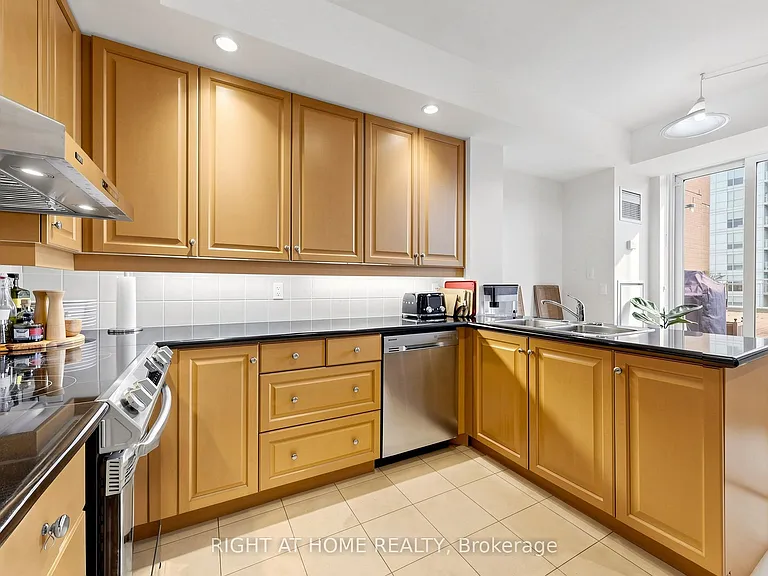 123 Eglinton Ave E #Penthouse 4 — Photo 18