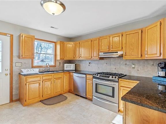 5th image of 120 Cambria Hill Dr