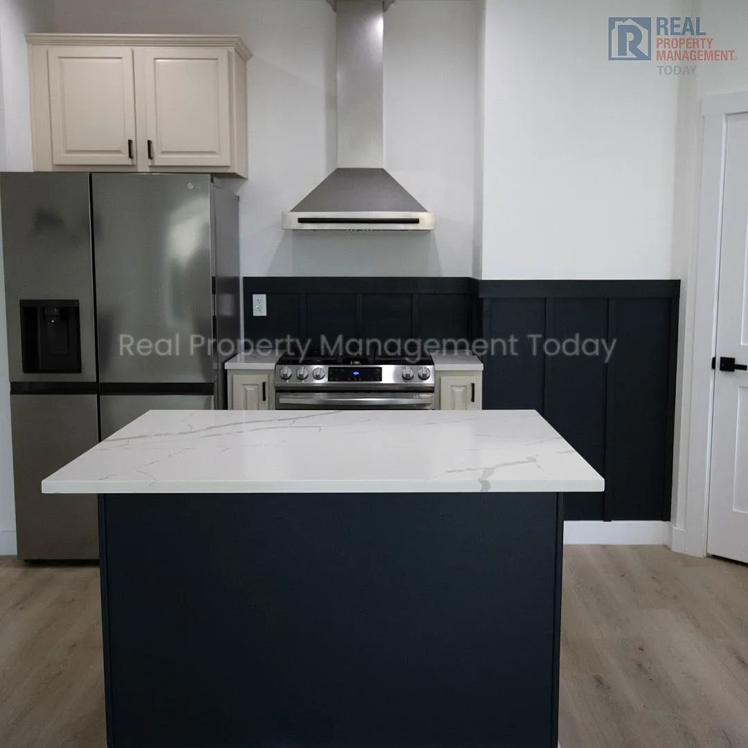 Beautifully Remodeled Modern 3-Bedroom TownHome with Fenced Yard & Garage in Orting — Photo 4